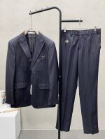 P820/套。 Dior迪奥春秋新款西服套装，外贸公司订单 简约休闲西装外套，独家专供进口原版聚酯纤维面料，透气柔软保暖性很强，笔挺垂感十足，整件衣服车工走线整