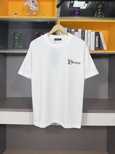 lv顶级货品2025春夏新款首发最新款短袖圆领T恤 高端订制 设计前卫时尚！品牌Logo重工艺设计 高端定制280克面料.手感柔软.穿着舒适.级别精致车线.做工
