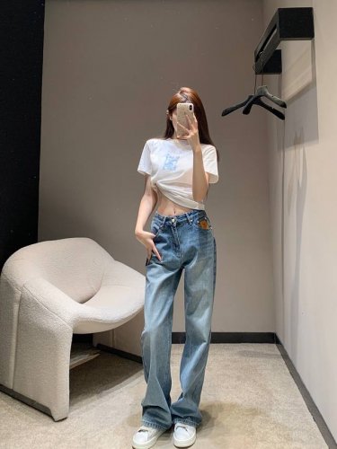 款号G25042547 Louis*驴家Lv新款高端定制、鹿皮绒徽标装饰后臀口袋刺绣Logo时尚百搭中腰阔腿牛仔裤长裤！蓝色， M码：腰围72，臀围94，裤长1