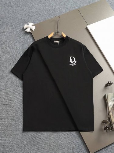 Dior 迪奥 Cd 微宽版版型 Xs-L Cd 25Ss 新品官网同步发售 Logo印花 刺绣Logo图案 作为奢侈界的龙头，D家可谓是当之无愧了，而今天要说