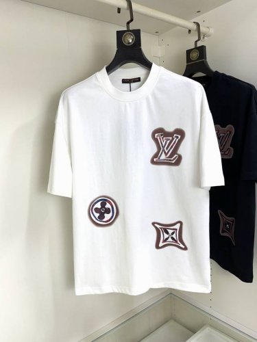 p210 Lv 路易威登 顶级圆领休闲短袖 顶级版本 高级定制百搭款式 任何人都可以轻松驾驭 面料全订制工艺 胸前奢华经典品牌最新Logo设计，非常显档次懂货的