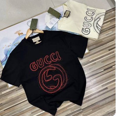 上新 2025年火爆款推荐Gucci 古驰新款铅笔线路刺绣Logo 圆领男女情侣款短袖上衣 专柜同步高版本 胸前双G刺绣 双纱精梳纯棉布面料 双针走线超标级志性