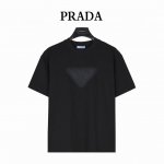 prada 普拉达 25Ss 三角标刺绣及喷墨短袖T恤 面料采用高克重260G重精梳棉，定制1:1螺纹，面料舒适亲肤无异感， 制定染面料，纺织密度高，垂感佳，不