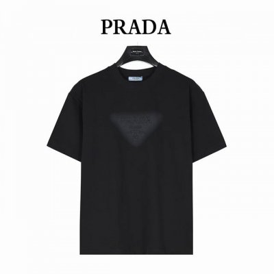 prada 普拉达 25Ss 三角标刺绣及喷墨短袖T恤 面料采用高克重260G重精梳棉，定制1:1螺纹，面料舒适亲肤无异感， 制定染面料，纺织密度高，垂感佳，不