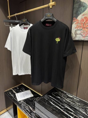 Gu2025 春夏新款短袖 整体上色泽较鲜明和光亮，手感顺滑揉软，悬垂感特强，质地自然柔软、贴身超级舒服，悬垂感特强！ T恤日常穿搭很自在很实用，超级的有韧性比