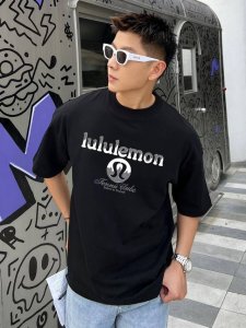 Lulu 新款字母印花双层重工短袖T桖 字母图案不管是T桖还是卫衣都是每年的爆款单品 前幅大面积印花采用大康丽数码印花机直喷 成本极高 经过多次的调试打版图案色