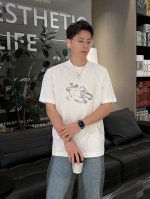 巴宝莉 25Ss春夏新款首发专柜最新款短袖圆领T恤 高端订制 设计前卫时尚！品牌Logo重工艺设计 高端定制230克面料.手感柔软.穿着舒适.专柜级别精致车线.