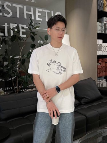 巴宝莉 25Ss春夏新款首发专柜最新款短袖圆领T恤 高端订制 设计前卫时尚！品牌Logo重工艺设计 高端定制230克面料.手感柔软.穿着舒适.专柜级别精致车线.