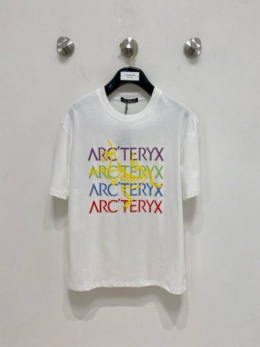 市场有仿版认准工艺和面料 25Ss始祖鸟家纯棉最新面料 最高版本 胸前字母标识Arc植绒工艺经典标识图案Logo时尚简约潮流短袖，最顶级的品质专柜原单短袖，顶级