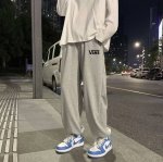 vans 万斯经典小标宽松运动卫裤束脚裤休闲裤子 ｜无敌版型｜｜男女同款｜ 面料采用超高品质华棉 最大的优点就是亲肤性跟保形性好 顶级面料带来超舒适上身感受 出