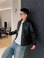普拉达 高品质2025春季皮衣新款夹克外套，秀场新品品相非常完美，记忆面料舒适保暖，三标齐全，色泽饱满诱人，非常出彩的设计，轻松将时髦感进阶，做工极为考究严谨，