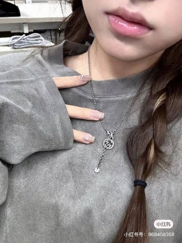 gucci 古驰 经典双G字母 项链 正品打版 版型一致 随手拍 好品质看得到推荐男女款 专柜热销款，配以双 G 互扣式的吊坠配饰、灵魂的标志，通体S925纯银