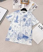 louis Vuitton 25早春新款遛狗艺术家系列短袖T恤 融入 Monogram City Walk 图案，以撞色笔触描绘纽约市区的遛狗情景，为传统茹伊印
