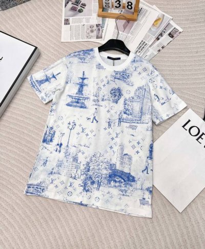 louis Vuitton 25早春新款遛狗艺术家系列短袖T恤 融入 Monogram City Walk 图案，以撞色笔触描绘纽约市区的遛狗情景，为传统茹伊印