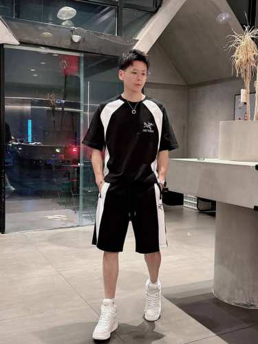 始祖鸟套装 2025春夏最新款，男女同款，经典设计短袖T恤短裤套装，定制纯棉面料，手感柔软，穿着舒适，做工精细.上身效果无敌帅气，码数M-3Xl