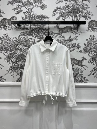 lw家 25春夏新款 白牛仔收腰衬衫 经典宽松翻领版型 背后开衩下摆抽绳收腰设计 胸前字母刺绣图案 简洁又不失时尚感 上身慵懒又随意百搭 进口软牛仔面纱 质感柔