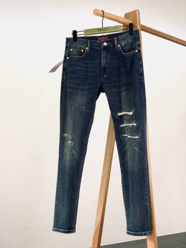 gucci 古驰 2025Ss早春新品 膝盖破洞里藏着文艺复兴基因 意式斜裁工艺让每道裤缝都长在腿型黄金分割点 38°微锥形剪裁自带Ps拉腿术 刻字五金封印着1