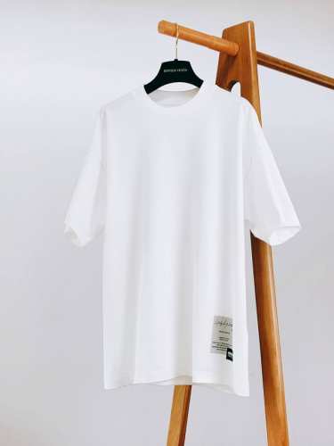 y-3 山本耀司 2025Ss春夏新品 简约外观下暗藏设计巧思。精选优质高支纯棉面料，柔软舒适且质感上乘，贴合肌肤，带来自在穿着体验。 衣身正面简洁大方，一侧的