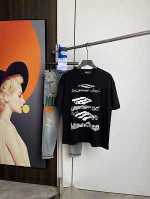巴黎世家2025夏季新品短袖T恤 原版刺绣印花.三标齐 简约百搭款 纯棉面料.穿着透气舒适 黑白两色 微阔版型.男女同款 码数 M-Xxl M码可以穿到140斤