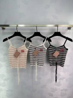 Miumi*2025新品上架 针织条纹抽绳吊带背心定制Yb羊毛纱线织造 亲肤舒适 弹力好穿 吊带小背心版型 通体条纹交织 纤细吊带修饰肩部优美线条 胸前延伸至衣