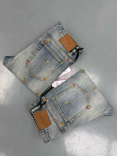 最新款式新款上市2 春夏火爆上市原单爆款牛仔裤超级定制款，原版五金，超级重工工艺，版型超赞细节做工无可挑剔！款式不挑人，特别高档，好货不等人，看中赶紧下手，尺码