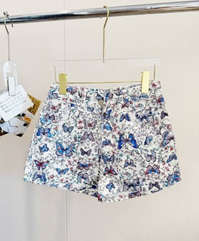 品名：Di0R 全新定制花卉蝴蝶牛仔短裤 尺码：S.M.L 颜色：花卉蝴蝶 终于找到这条超好看的短裤，Dr2025新款上架，也是Cd偏爱的主题元素。采用纯棉牛仔