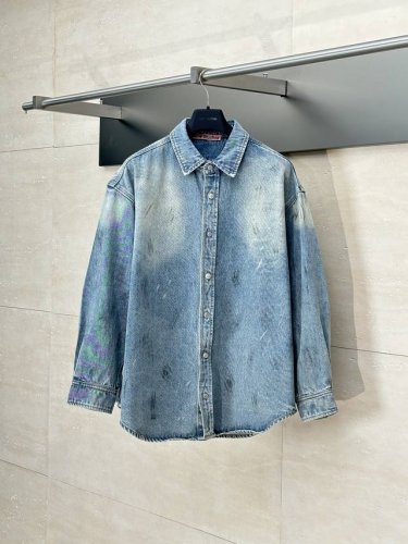 acne Studio* 25Fw 新款泼墨渐变做旧牛仔外套 整体采用的直筒微阔版型设计 定制的牛仔面料与裁剪比普通工艺复杂很多 调整了多次进口的牛仔面料 面料