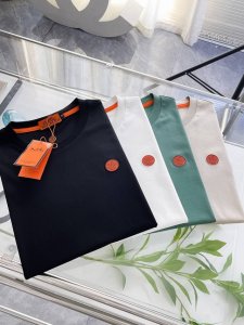 爱马仕 独家专供秋季新款时尚休闲圆领短袖，高密度纯棉面料，高级密针刺绣、高端欧版原单T恤，潮流时尚休闲半袖 透气舒适度高，细节无可挑剔，品牌元素设计理念，体现高