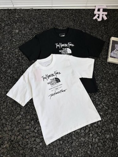 北面 The North Face 25新款字母涂鸦宽松休闲短袖T恤情侣款 - 宽松休闲的版型 穿上就像被云朵包裹 自在又舒适 无论是宅家追剧 还是出门逛街 约