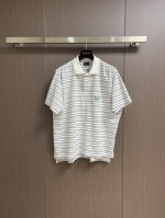 balenciaga 条纹宽松短袖polo 经典翻领设计 巧妙融合复古与现代风格 简洁的短袖搭配黑白条纹 线条流畅利落 营造出随性又不失格调的氛围 运用哑光挨针