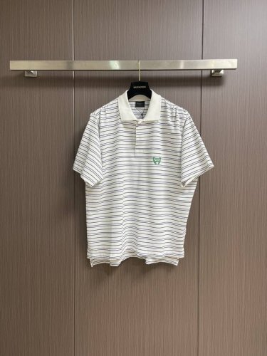 balenciaga 条纹宽松短袖polo 经典翻领设计 巧妙融合复古与现代风格 简洁的短袖搭配黑白条纹 线条流畅利落 营造出随性又不失格调的氛围 运用哑光挨针