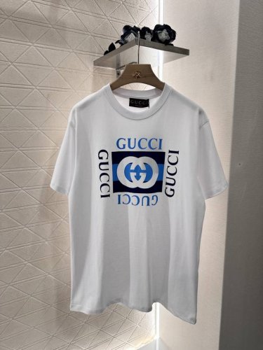 gucc*2025新品上架 圆领印花字母 定制Yb原生全棉材质 透气舒适 质感十足 宽松T恤裁剪 凸显品牌格调 采用克重纯棉制成 略带有弹力 呈现显瘦视觉效果