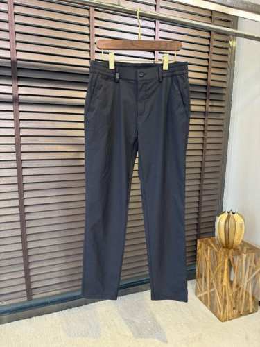 p250 Bur&巴宝2025Ss新款休闲裤。敞口阔腿裤脚设计，最新款，减龄时尚；采用进口高支数环保面料，抗皱吸汗速干，上身自带立体感，舒适度绝绝子；松紧腰带设