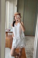 原版Cho.....2025夏季新款时尚镂空花边套装裙 优雅与简约的完美诠释 无袖V领上衣搭配短裙 巧妙修饰颈部线条 露出精致锁骨 散发低调的性感 短裤的抽绳设