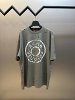 Acne Studios 破洞做旧印花短袖 定制绘梦双股棉质平纹面料 胸前镌刻着Acnestudios不羁的灵魂 破洞元素的巧妙融入 在灰色画布上肆意挥洒 是刻
