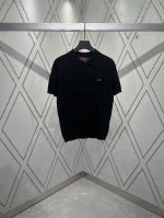 G家 25Ss新款精细羊毛针织polo上衣的胸袋缀饰精美的Gucci嵌花。polo领和罗纹滚边令整款设计更具魅力。 码数：S.M.L.Xl.
