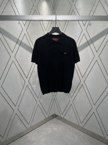 G家 25Ss新款精细羊毛针织polo上衣的胸袋缀饰精美的Gucci嵌花。polo领和罗纹滚边令整款设计更具魅力。 码数：S.M.L.Xl.