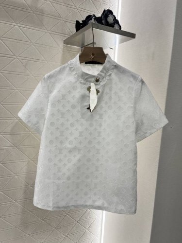 louis Vuitto*2025新品上架 提花短袖上衣 定制Yb斜纹全棉材质 提花工艺处理 透气舒适 质感十足 圆领短袖上衣 通体四叶草元素和字母提花满铺 立