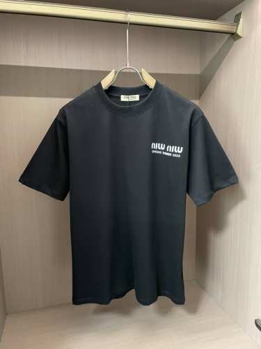 miumiu 2025春夏新款首发专柜最新款短袖圆领T恤 高端订制 设计前卫时尚！品牌Logo重工艺设计 高端定制丝光云朵棉面料.手感柔软.穿着舒适.专柜级别精