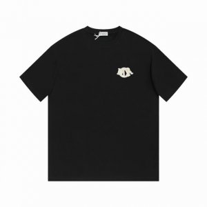 dior迪奥 新款刺绣字母短袖T恤 *定制280克全棉面料 面料柔软 亲肤舒适 *前幅压胶字母标识 *非常简约大气的一款 无论是上身舒适度都是无可比拟的存在 诠