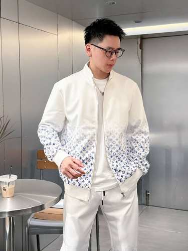 P390 早春新品 Lv*顶级套装版型 Y顶级进口私货，内里完美包边，上身舒服 无刺感 高端定制进口面料排列工艺拉链开衫套装，专柜款时尚不失奢华 品质毋庸置疑