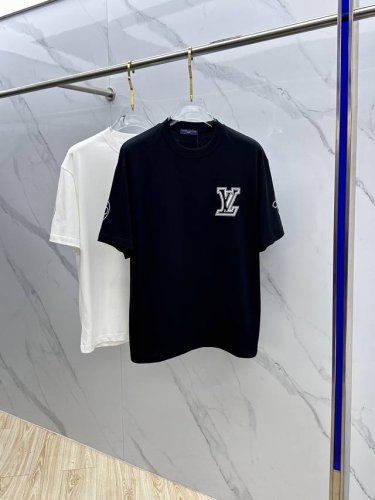 LV*路易威登 2025Fw春夏新品圆领打底外穿T恤 立体感Logo微廓形半袖纯棉打底 手感面糯有骨感 柔而有韧性 工艺处理 韧性和抗皱性能得到大幅度提高 微廓