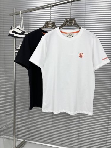 25Ss春夏新款首发专柜最新款短袖圆领T恤 高端订制 设计前卫时尚！品牌Logo重工艺设计 高端定制240克面料.手感柔软.穿着舒适.专柜级别精致车线.颜色：黑