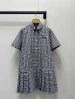 Miumi* 25Ss早春新款 Logo徽标刺绣百褶衬衫裙。原版开发！高版出品！学院风格纹新品又来啦，一系列都出啦，轻松打造同色系穿搭高级感满满~系扣衬衫尖领，