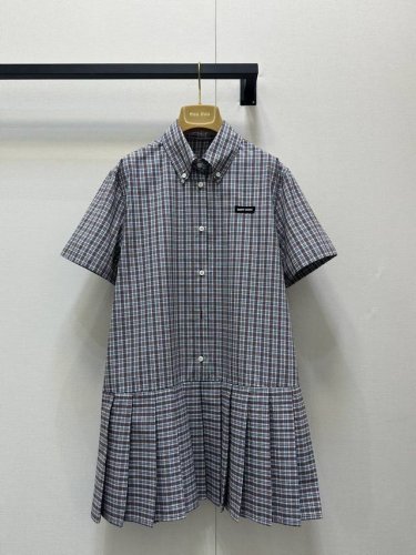 Miumi* 25Ss早春新款 Logo徽标刺绣百褶衬衫裙。原版开发！高版出品！学院风格纹新品又来啦，一系列都出啦，轻松打造同色系穿搭高级感满满~系扣衬衫尖领，