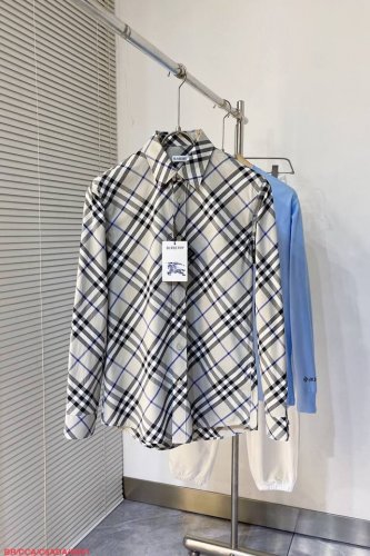 G851 Br巴宝莉 此款由Bur首席创意总监Riccardo Tisci 操刀,经典的格纹设计，搭配上每个色系同色的贝壳扣！让整件浑然一体，Bbr复古格纹一直