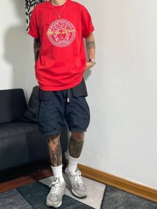 上新！范思哲经典短袖T恤，标志Logo极简的设计转化为服装语言，就如这件基础短袖T恤，有着极其细腻的面料质感，平淡中无处不透入极简高级质感！ 简单、个性、品牌辨