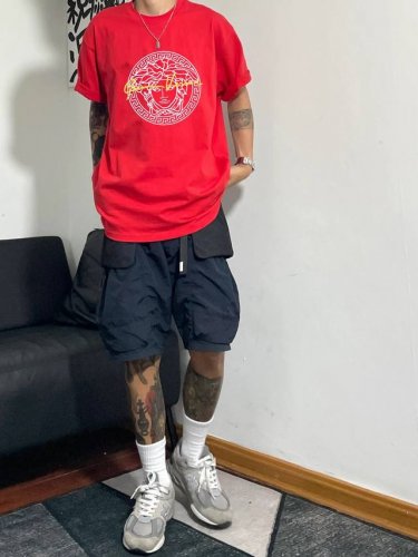 上新！范思哲经典短袖T恤，标志Logo极简的设计转化为服装语言，就如这件基础短袖T恤，有着极其细腻的面料质感，平淡中无处不透入极简高级质感！ 简单、个性、品牌辨