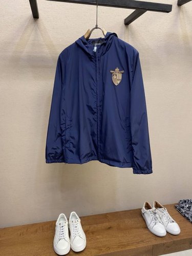 Fendi、2025新款男士休闲定制夹克外套。穿上简约干练的休闲外套，瞬间重回时髦霸气，又是活力满满的状态。史前最流行的小立领拉链设计，面料全部需要定制，奢华感