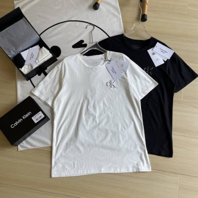一盒两件一黑一白 品质短袖推荐Ck Jeans25年夏款立体Logo新款刺绣印花圆领纯棉短袖T恤上衣 印花+刺绣一体的工艺，成本增加耗时耗力。 纯棉面料质感非常